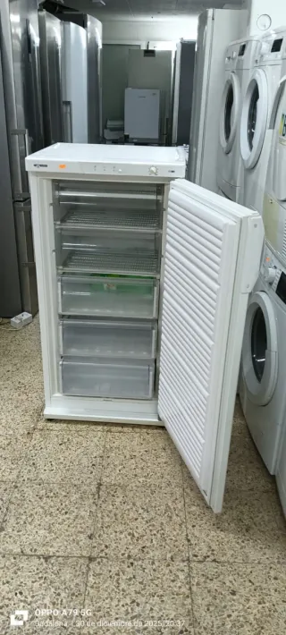 Congelador Vertical Whirlpool A+ 119x60x57 cm