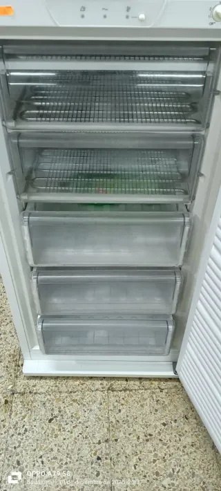 Congelador Vertical Whirlpool A+ 119x60x57 cm