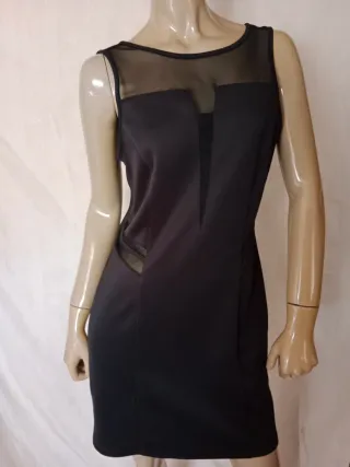 Vestido de fiesta negro con transparencias