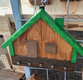 Cuelga llaves casa madera y metal