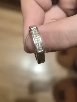 Anillo de plata con diamantes