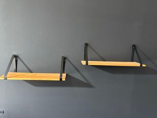 2 Baldas de madera con soportes metálicos negros