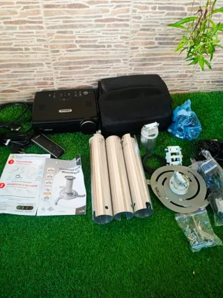 Proyector InFocus y Kit Montaje Universal
