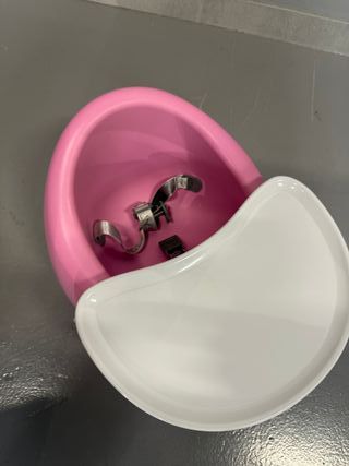 Asiento infantil rosa con bandeja para bebé