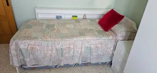 Armario, mesita y cómoda blanco.