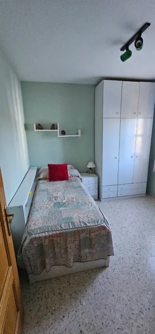 Armario, mesita y cómoda blanco.