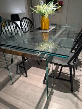 Mesa de comedor de cristal y metacrilato