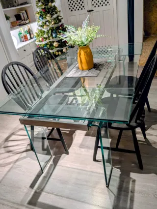 Mesa de comedor de cristal y metacrilato