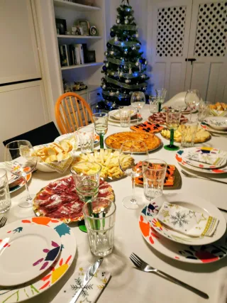 Mesa de comedor de cristal y metacrilato