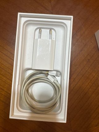 Iphone 7 con cargador y cable