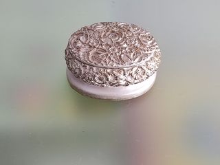 Antigo guarda joias em marfinite circular e tampa