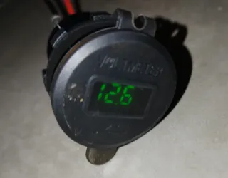 CARGADOR USB CON VOLTÍMETRO E INTERRUPTOR