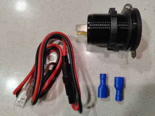 CARGADOR USB CON VOLTÍMETRO E INTERRUPTOR