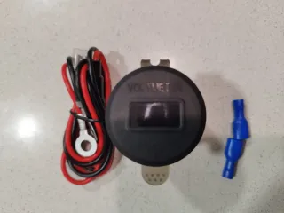 CARGADOR USB CON VOLTÍMETRO E INTERRUPTOR