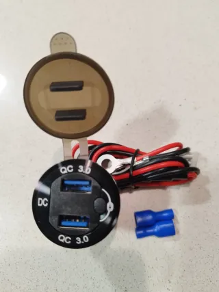 CARGADOR USB CON VOLTÍMETRO E INTERRUPTOR