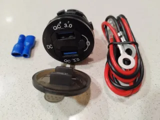 CARGADOR USB CON VOLTÍMETRO E INTERRUPTOR