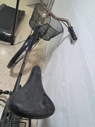 Bicicleta de paseo negra con cesta