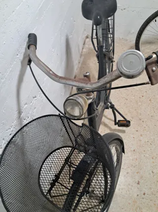 Bicicleta de paseo negra con cesta