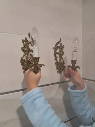 Dos unidades de apliques de bronce