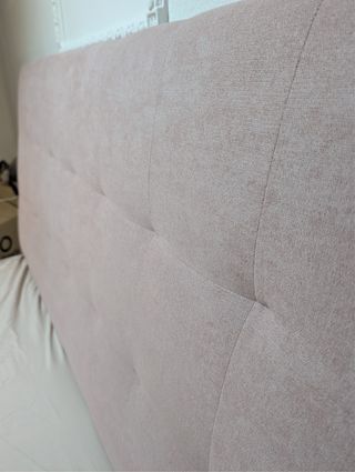 Cabecero de tela beige y rosa