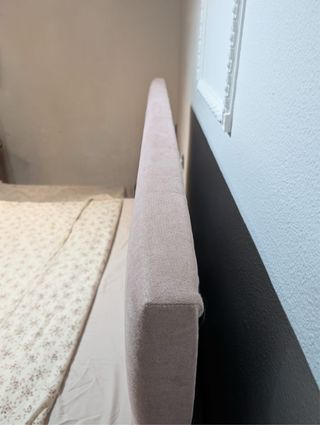 Cabecero de tela beige y rosa