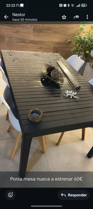 Mesa de terraza negra y marrón