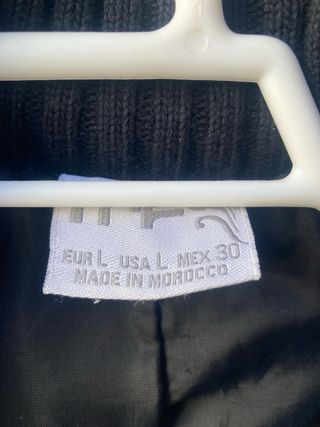 Chaqueta negra con cremallera