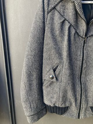 Chaqueta negra con cremallera