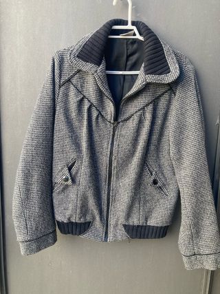 Chaqueta negra con cremallera