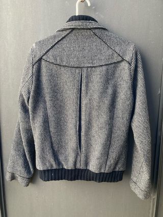 Chaqueta negra con cremallera