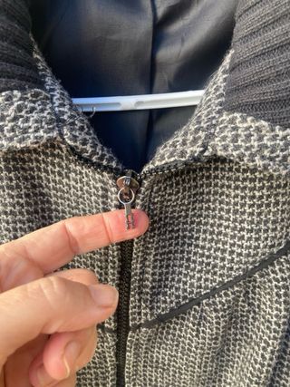 Chaqueta negra con cremallera