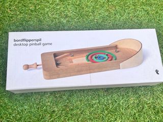 Pinball de madera con bolas