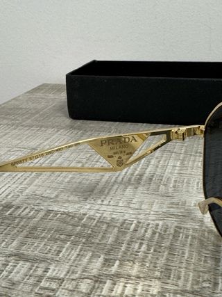 Occhiali da sole donna Prada dorati e neri