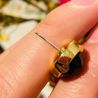 Orecchini pendenti con pietre colorate