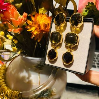 Orecchini pendenti con pietre colorate