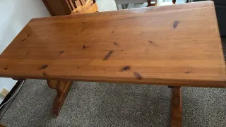 Mueble vitrina madera maciza con mesa