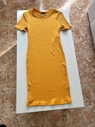 Vestido amarillo de canalé