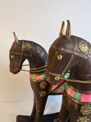 Coppia di cavalli in legno Rajasthan, India. Vintage.