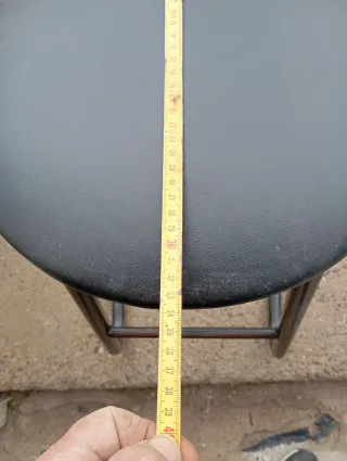 Taburete de hierro negro