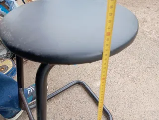 Taburete de hierro negro