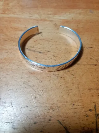 Pulsera bañada en plata con grabado
