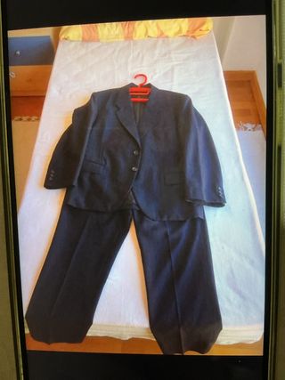 Traje azul marino con rallas