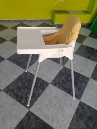 Trona de bebé blanca