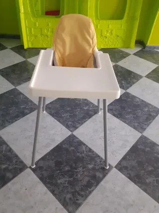 Trona de bebé blanca