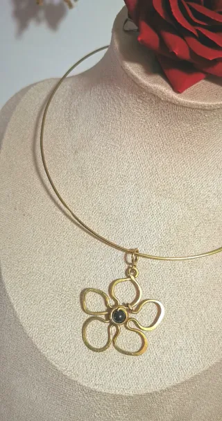 Collar flor con piedra natural Hematite