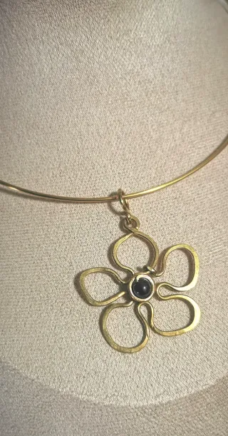 Collar flor con piedra natural Hematite