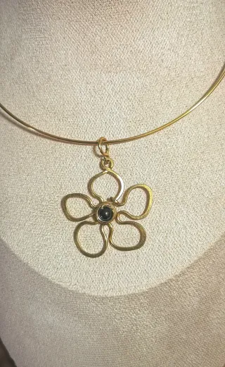 Collar flor con piedra natural Hematite