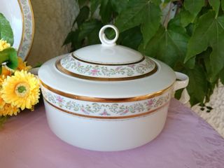 Zuppiera, piatto e insalatiera in porcellana