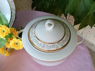 Zuppiera, piatto e insalatiera in porcellana