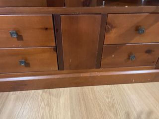 Vitrina de madera maciza con puertas de cristal